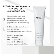 Medik8 Surface Radiance Cleanse Tube auf hellem Hintergrund mit Häkchen-Grafiken. Der Text hebt die Vorteile hervor: aufhellende und exfolierende Säuren für einen jugendlichen Glow, erfrischende Gel-zu-Schaum-Formel, glättet feine Linien und Falten und mit Antioxidantien für ein gesund aussehendes Hautbild