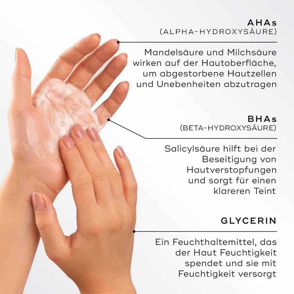 Nahaufnahme von Händen, die einen leichten Schaum aufschäumen, mit Hervorhebung der Schlüsselwirkstoffe von Medik8 Surface Radiance Cleanse. Der Text beschreibt AHAs (Mandelsäure und Milchsäure) zur oberflächlichen Exfoliation, BHAs (Salicylsäure) zum Lösen von Verstopfungen sowie Glycerin zur Befeuchtung und Hydratisierung der Haut.