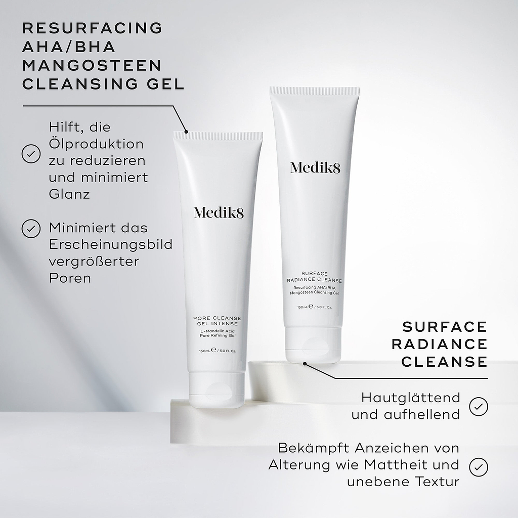 "Medik8 Pore Cleanse Gel Intense und Surface Radiance Cleanse Tuben zusammen auf weißen Blöcken dargestellt. Text zum Pore Cleanse Gel Intense weist darauf hin, dass es hilft, Öl zu reduzieren, Glanz zu minimieren und das Erscheinungsbild vergrößerter Poren zu verbessern. Text zum Surface Radiance Cleanse hebt Hautglättung, Aufhellung und die Bekämpfung von Altersanzeichen wie fahler Haut und ungleichmäßigem Teint hervor