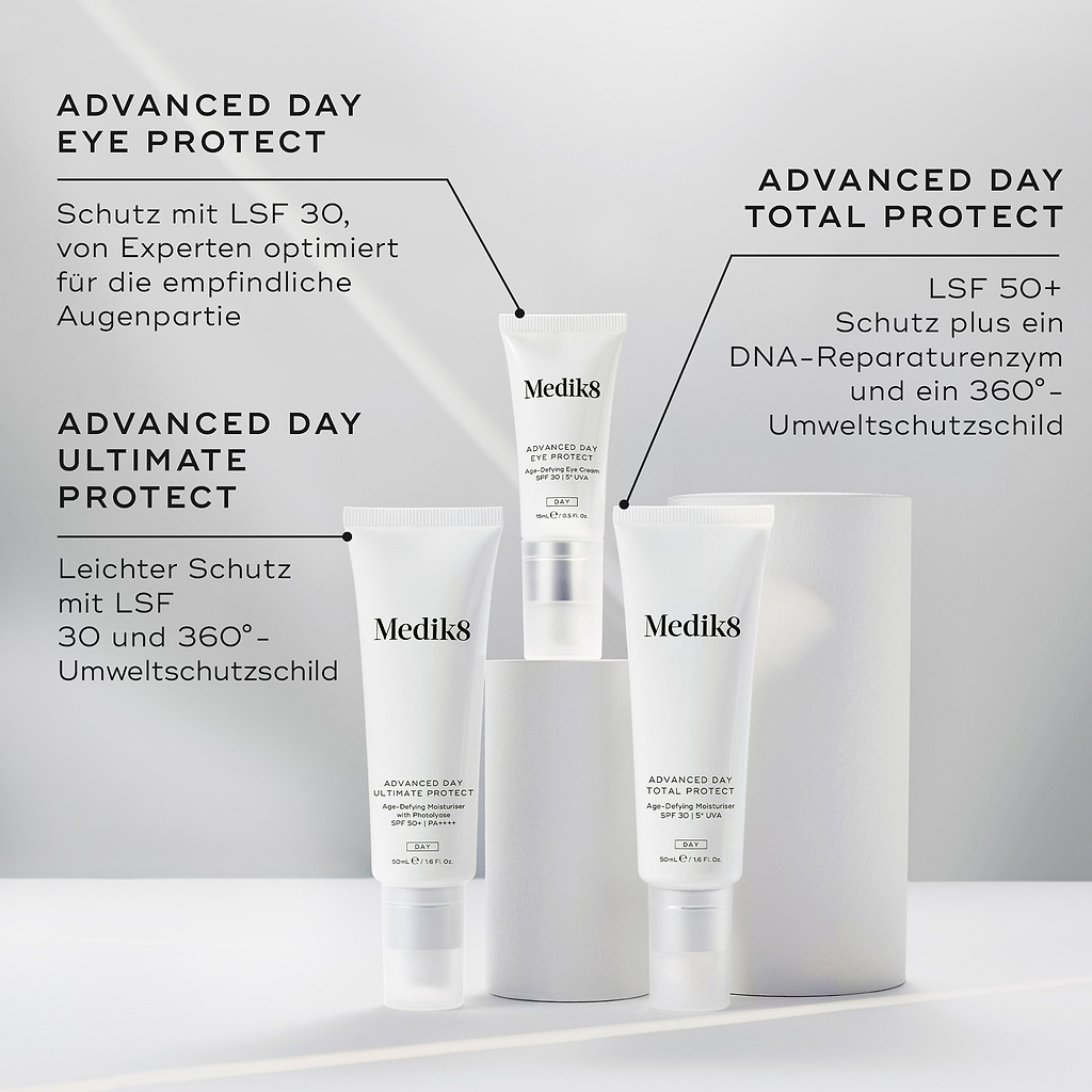 Drei weiße Advanced Day Tuben von Medik8 stehen auf weißen zylindrischen Blöcken vor hellgrauem Hintergrund. Der Text hebt Advanced Day Eye Protect mit SPF 30 für den empfindlichen Augenbereich hervor, Advanced Day Ultimate Protect mit SPF 50+ und einem DNA-Reparaturenzym sowie Advanced Day Total Protect mit leichtem SPF 30 und 360-Grad-Umweltschutz.
