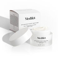 Medik8 Advanced Night Restore Cremetiegel steht offen mit dem weißen Deckel angelehnt und der Produktverpackung dahinter. Das Bild zeigt die reichhaltige Textur der Creme und das saubere Verpackungsdesign.