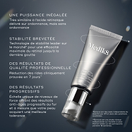 Un tube élégant de Medik8 Crystal Retinal 6 en gros plan, posé en diagonale. À gauche, quatre sections de texte en français avec des titres en majuscules (PUISSANCE INÉGALÉE, STABILITÉ BREVETÉE, DES RÉSULTATS DE QUALITÉ PROFESSIONNELLE, DES RÉSULTATS PROGRESSIFS) décrivent les caractéristiques et les avantages du produit. Des astérisques renvoient à des notes de bas de page en bas à droite.