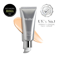 Un tube de sérum Crystal Retinal de Medik8 avec un ruban rose crème, mis en avant comme un produit recommandé par les dermatologues.