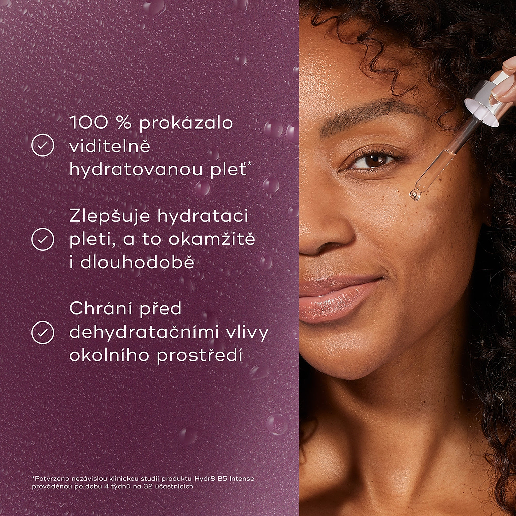 Rozdělený (split-screen) obrázek zobrazující modelku aplikující sérum pomocí kapátka vedle seznamu benefitů na texturovaném fialovém pozadí. Text tvrdí, že 100 % mělo viditelně hydratovanou pleť, zlepšuje hydrataci pleti okamžitě i v průběhu času a chrání před dehydratačními změnami v prostředí.