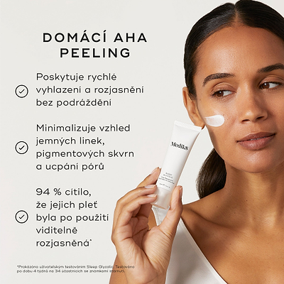 Osoba drží tubu Medik8 Sleep Glycolic na neutrálním off-white pozadí, přičemž na jejich tváři je nanesený tah bílé krémové textury na tváři. Text zdůrazňuje její benefity jako „AHA peeling pro domácí použití“, který:

poskytuje rychlé vyhlazení a rozjasnění pleti – bez podráždění
minimalizuje viditelnost jemných linek, tmavých skvrn a ucpání pórů

Dále je uvedeno, že 94 % účastníků uvedlo, že jejich pleť byla po použití viditelně rozzářená.