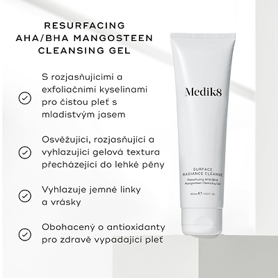 Tuba přípravku Medik8 Surface Radiance Cleanse na světlém pozadí s grafickým motivem zaškrtávacího políčka. Text zdůrazňuje jeho přednosti: rozjasňující a exfoliační kyseliny pro mladistvý lesk, osvěžující a vyhlazující gelová formule, která se mění v lehkou pěnu, vyhlazuje jemné linky a vrásky a je obohacena o antioxidanty pro zdravě vypadající pleť.