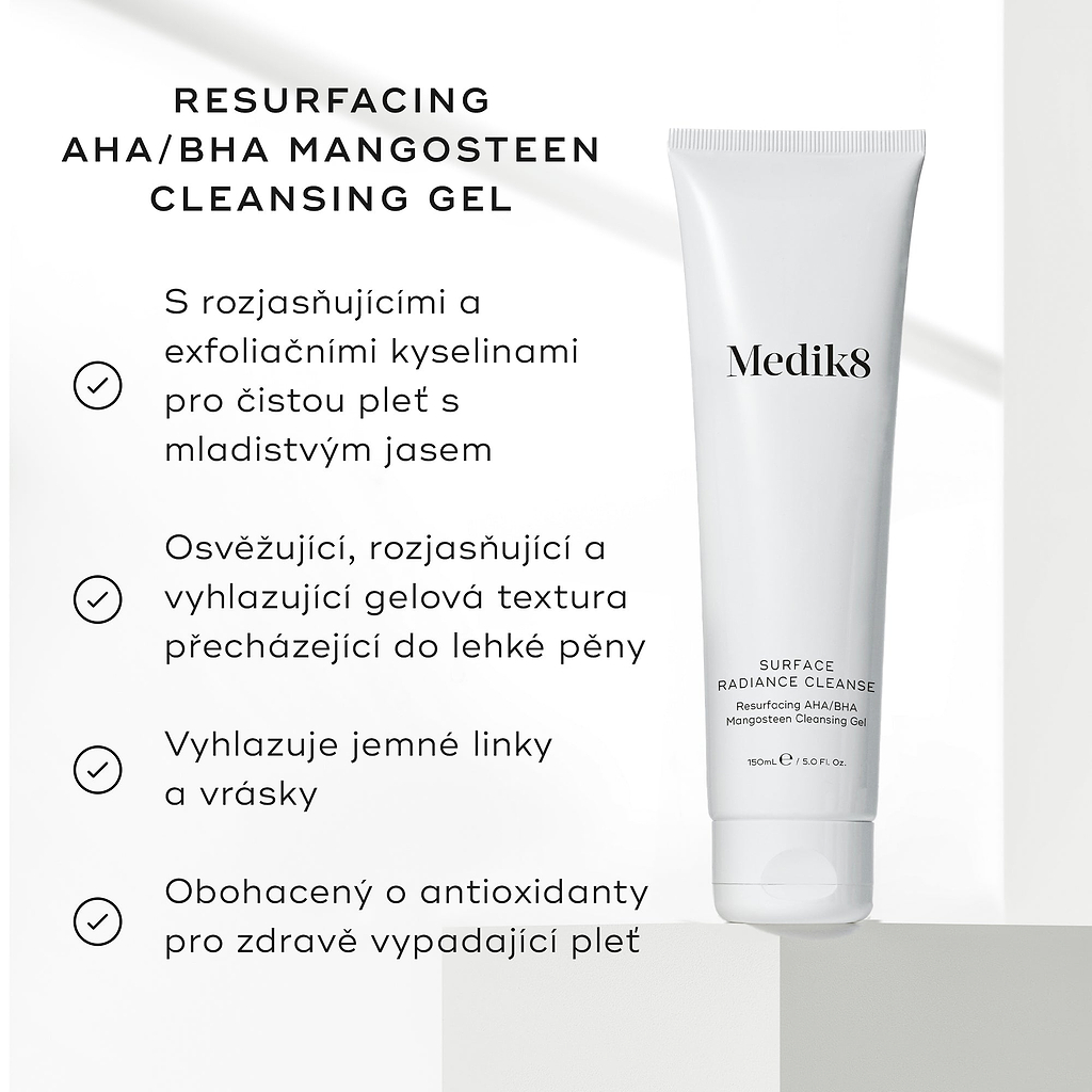Tuba přípravku Medik8 Surface Radiance Cleanse na světlém pozadí s grafickým motivem zaškrtávacího políčka. Text zdůrazňuje jeho přednosti: rozjasňující a exfoliační kyseliny pro mladistvý lesk, osvěžující a vyhlazující gelová formule, která se mění v lehkou pěnu, vyhlazuje jemné linky a vrásky a je obohacena o antioxidanty pro zdravě vypadající pleť.