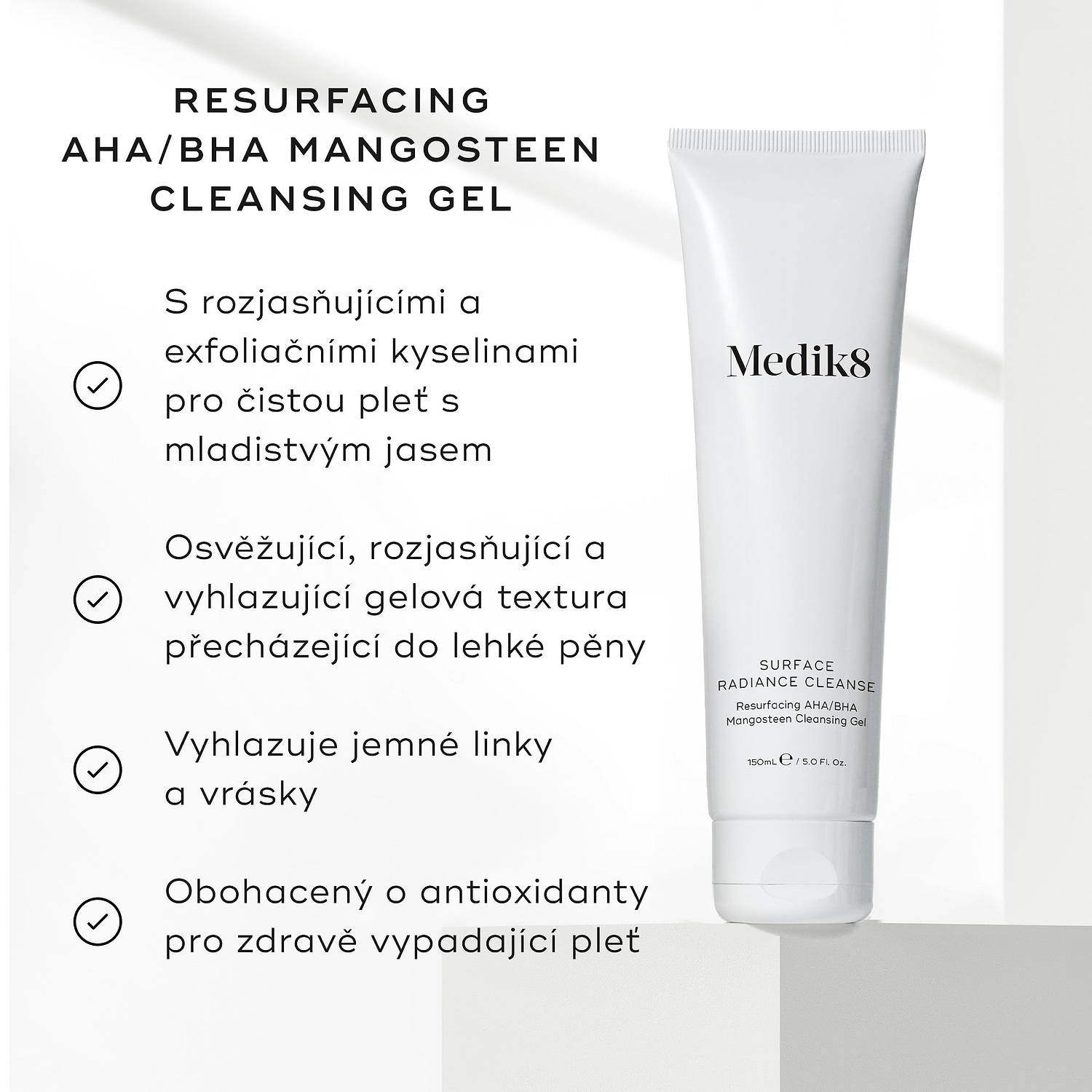 Tuba přípravku Medik8 Surface Radiance Cleanse na světlém pozadí s grafickým motivem zaškrtávacího políčka. Text zdůrazňuje jeho přednosti: rozjasňující a exfoliační kyseliny pro mladistvý lesk, osvěžující a vyhlazující gelová formule, která se mění v lehkou pěnu, vyhlazuje jemné linky a vrásky a je obohacena o antioxidanty pro zdravě vypadající pleť.