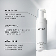 Láhev čisticího přípravku Medik8 Calmwise Soothing Cleanser vystavená na bílém podstavci. Čáry spojují láhev s textem, který popisuje klíčové složky:  teprenon  pro zklidnění zarudnutí,  chlorofyl  pro očištění pleti a  vitamín K2  pro posílení pleti.