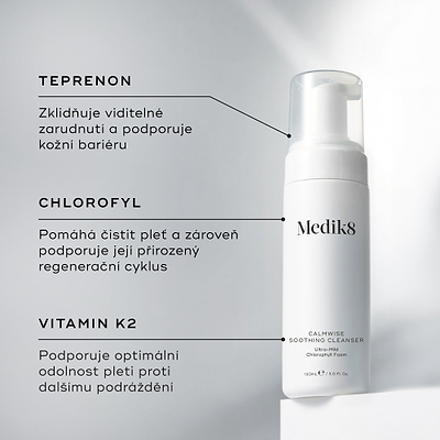 Láhev čisticího přípravku Medik8 Calmwise Soothing Cleanser vystavená na bílém podstavci. Čáry spojují láhev s textem, který popisuje klíčové složky:  teprenon  pro zklidnění zarudnutí,  chlorofyl  pro očištění pleti a  vitamín K2  pro posílení pleti.