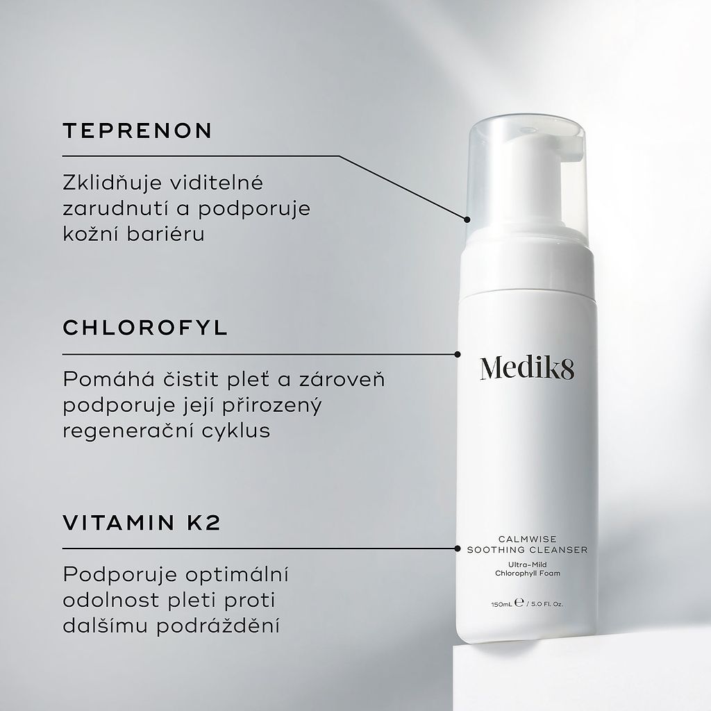Láhev čisticího přípravku Medik8 Calmwise Soothing Cleanser vystavená na bílém podstavci. Čáry spojují láhev s textem, který popisuje klíčové složky:  teprenon  pro zklidnění zarudnutí,  chlorofyl  pro očištění pleti a  vitamín K2  pro posílení pleti.