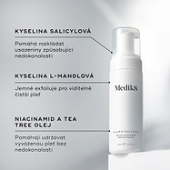 Pumpičková lahvička Medik8 Clarifying Foam stojí na bílém podstavci na čistém šedém pozadí. Text vyzdvihuje klíčové složky:Kyselina salicylová – k rozkládání usazenin způsobujících nedokonalosti.
Kyselina L-mandlová – pro jemnou exfoliaci a projasněnou pleť.
Niacinamid a tea tree olej – pomáhají udržovat pleť vyváženou a bez nedokonalostí.