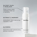 Lahvička Medik8 Micellar Mousse je vystavena na bílém podstavci. Čáry propojují lahvičku s textem vysvětlujícím klíčové složky:

Micely s obsahem olivového oleje pro rozpuštění make-upu

Extrakt z moringy pro odstranění nečistot

Glycerin pro hydrataci
