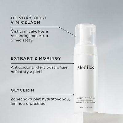 Lahvička Medik8 Micellar Mousse je vystavena na bílém podstavci. Čáry propojují lahvičku s textem vysvětlujícím klíčové složky:

Micely s obsahem olivového oleje pro rozpuštění make-upu

Extrakt z moringy pro odstranění nečistot

Glycerin pro hydrataci