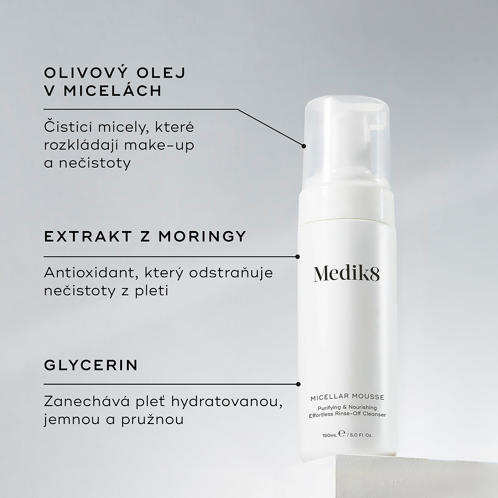 Lahvička Medik8 Micellar Mousse je vystavena na bílém podstavci. Čáry propojují lahvičku s textem vysvětlujícím klíčové složky:

Micely s obsahem olivového oleje pro rozpuštění make-upu

Extrakt z moringy pro odstranění nečistot

Glycerin pro hydrataci