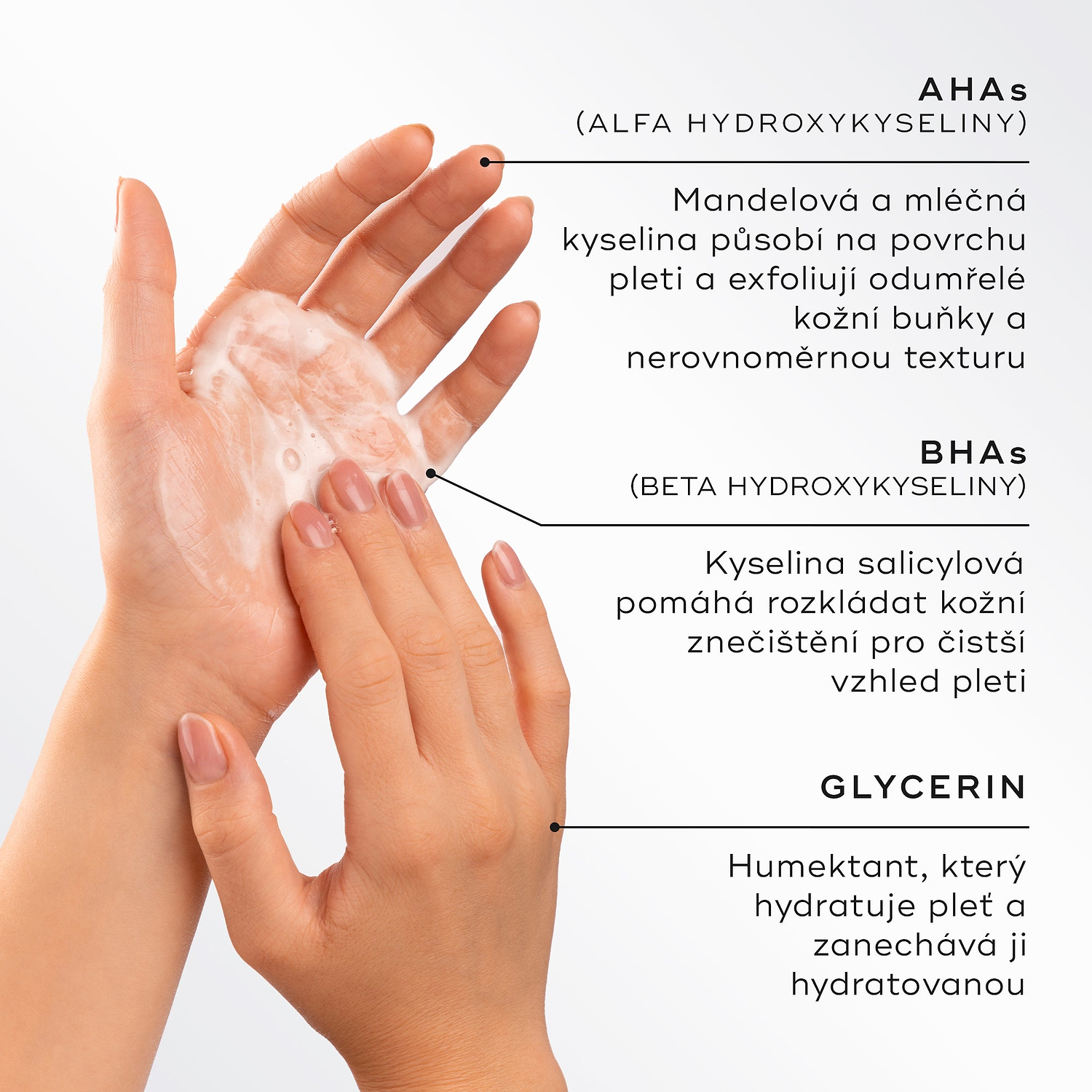 Detailní záběr rukou, které vytvářejí lehkou pěnu, s vyznačením hlavních složek přípravku Medik8 Surface Radiance Cleanse. Text popisuje AHA kyseliny (kyselinu mandlovou a mléčnou) pro povrchový peeling, BHA kyseliny (kyselinu salicylovou) k uvolnění ucpaných pórů a glycerin pro zvlhčení a hydrataci.