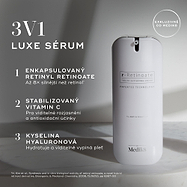 Velká bílá válcovitá bezvzduchová pumpičková lahvička Medik8 r-Retinoate® Day & Night stojí svisle na světlém minimalistickém šedém pozadí s jemnými stíny.
Textové překryvy vlevo zvýrazňují její klíčové vlastnosti jako „3v1 LUXUSNÍ SÉRUM“:
„ZAPOUZDŘENÝ RETINYL RETINOÁT – 8× silnější než retinol“*
„STABILIZOVANÝ VITAMÍN C – pro viditelné rozjasnění a antioxidační účinek“
„KYSELINA HYALURONOVÁ – hydratuje a viditelně vypíná“
Kruhový odznak v pravém horním rohu uvádí „EXKLUZIVNÍ PRO Medik8“.