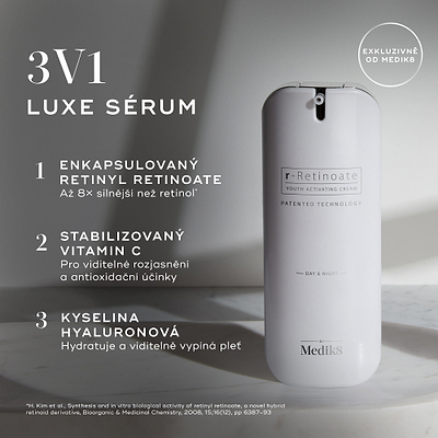 Velká bílá válcovitá bezvzduchová pumpičková lahvička Medik8 r-Retinoate® Day & Night stojí svisle na světlém minimalistickém šedém pozadí s jemnými stíny.
Textové překryvy vlevo zvýrazňují její klíčové vlastnosti jako „3v1 LUXUSNÍ SÉRUM“:
„ZAPOUZDŘENÝ RETINYL RETINOÁT – 8× silnější než retinol“*
„STABILIZOVANÝ VITAMÍN C – pro viditelné rozjasnění a antioxidační účinek“
„KYSELINA HYALURONOVÁ – hydratuje a viditelně vypíná“
Kruhový odznak v pravém horním rohu uvádí „EXKLUZIVNÍ PRO Medik8“.