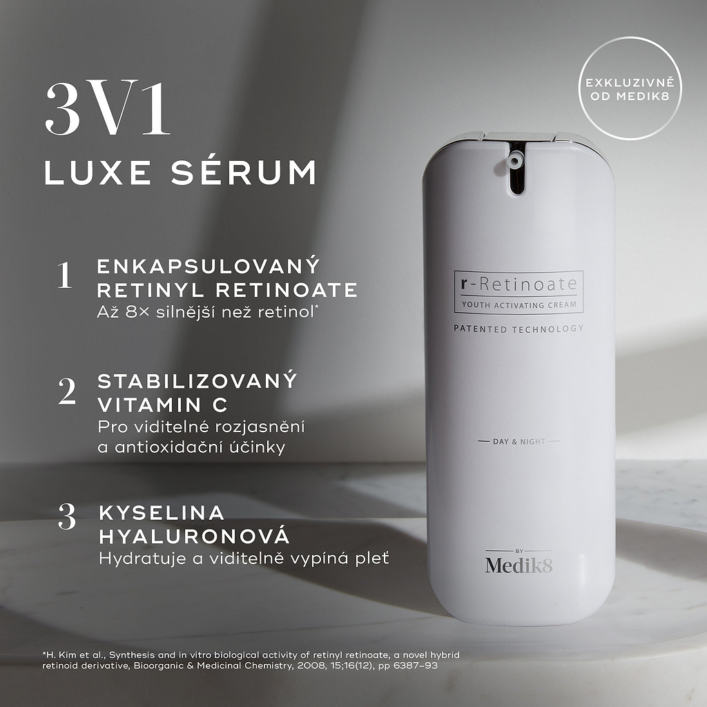 Velká bílá válcovitá bezvzduchová pumpičková lahvička Medik8 r-Retinoate® Day & Night stojí svisle na světlém minimalistickém šedém pozadí s jemnými stíny.
Textové překryvy vlevo zvýrazňují její klíčové vlastnosti jako „3v1 LUXUSNÍ SÉRUM“:
„ZAPOUZDŘENÝ RETINYL RETINOÁT – 8× silnější než retinol“*
„STABILIZOVANÝ VITAMÍN C – pro viditelné rozjasnění a antioxidační účinek“
„KYSELINA HYALURONOVÁ – hydratuje a viditelně vypíná“
Kruhový odznak v pravém horním rohu uvádí „EXKLUZIVNÍ PRO Medik8“.