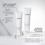 Tuby přípravků Medik8 Pore Cleanse Gel Intense a Surface Radiance Cleanse jsou vystaveny společně na bílých podstavcích. Popis k přípravku Pore Cleanse Gel Intense uvádí, že pomáhá omezit mastnotu, minimalizovat lesk a zmírnit viditelnost rozšířených pórů. Popis k přípravku Surface Radiance Cleanse zdůrazňuje, že přípravek vyhlazuje a rozjasňuje pleť a bojuje proti známkám stárnutí, jako je matný vzhled a nerovnoměrná struktura.