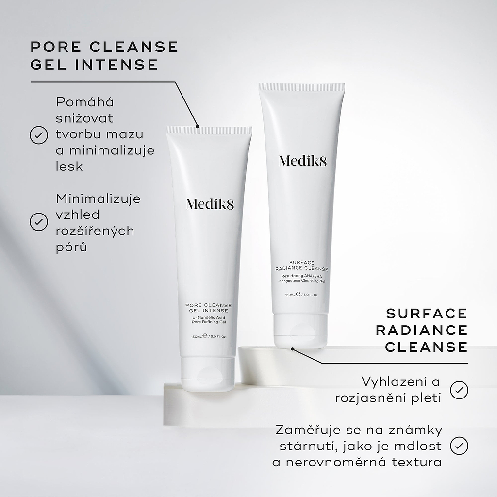 Tuby přípravků Medik8 Pore Cleanse Gel Intense a Surface Radiance Cleanse jsou vystaveny společně na bílých podstavcích. Popis k přípravku Pore Cleanse Gel Intense uvádí, že pomáhá omezit mastnotu, minimalizovat lesk a zmírnit viditelnost rozšířených pórů. Popis k přípravku Surface Radiance Cleanse zdůrazňuje, že přípravek vyhlazuje a rozjasňuje pleť a bojuje proti známkám stárnutí, jako je matný vzhled a nerovnoměrná struktura.