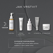 Tmavá, minimalistická noční grafika „JAK VRSTVIT“ s ikonou měsíce a rutinou PM. Produkty Medik8 jsou zobrazeny v pořadí s textem pod každým z nich:

„Čištění“ (Lipid-Balance Cleansing Oil)
„Přímá kyselina“ (Sleep Glycolic)
„Cílená péče“ (Liquid Peptides)
„Vitamín A“ (Crystal Retinal)
„Hydratace“ (Advanced Night Restore)

Přerušovaný rámeček zvýrazňuje krok „Přímá kyselina“.

Pod tím je uvedený popisek: „Odborná rada: v jedné rutině používejte pouze jednu přímou kyselinu.