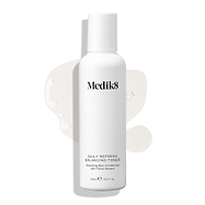 Lahvička Medik8 Daily Refresh Balancing Toner stojí na bílém pozadí s rozlitou čirou tekutinou.

Text jej označuje jako hydratační pleťový kondicionér s květinovými vodami ve velikosti 150 ml.