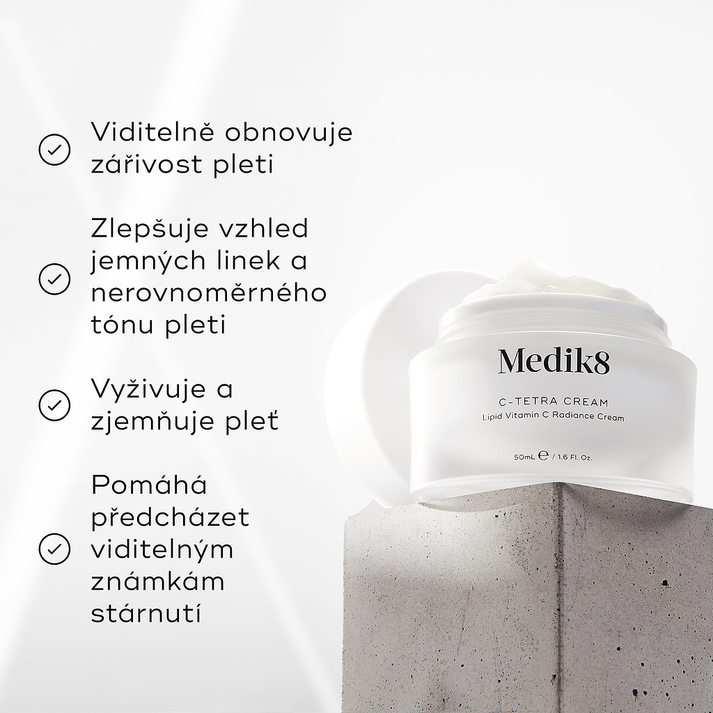 Dóza Medik8 C-Tetra Cream je zobrazena na šedém kamenném podstavci na bílém pozadí s jemnými světelnými paprsky.

Obrázek obsahuje čtyři tvrzení s odrážkami a fajfkami:

Viditelně obnovuje jas pleti
Zlepšuje vzhled jemných linek a nerovnoměrného tónu pleti
Vyživuje a zjemňuje pleť
Pomáhá předcházet viditelným známkám stárnutí