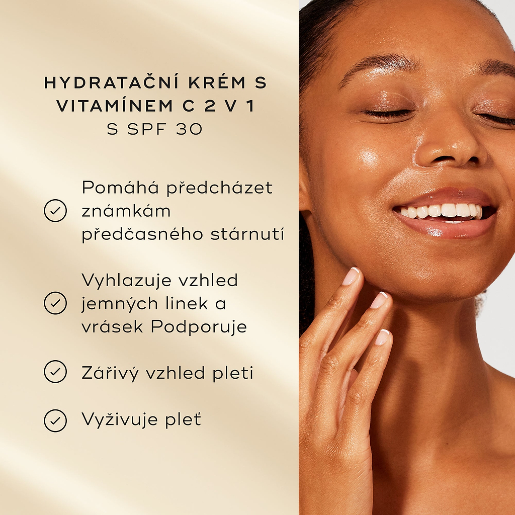 Modelka s rozjasněnou pletí se usmívá vedle seznamu benefitů produktu na jemně zlatém pozadí. Text zvýrazňuje 2v1 vitamín C hydratační krém se SPF 30:
předchází známkám předčasného stárnutí
zvyšuje jas pleti
hydratuje pleť
100 % souhlasí, že jejich pleť je po celý den chráněná