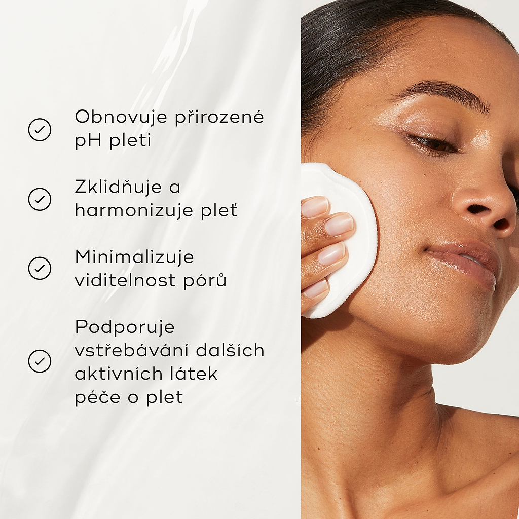 Vedle modelky používající toner je zobrazen seznam benefitů.

Text uvádí, že toner:

obnovuje rovnováhu pH pleti
zklidňuje pleť
zjemňuje póry
podporuje vstřebávání dalších aktivních složek péče o pleť