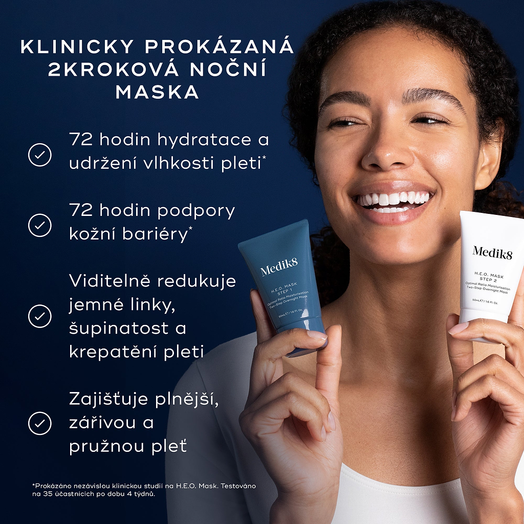 Žena s úsměvem drží v ruce dvě tuby masky Medik8 H.E.O. (modrou – krok 1 a bílou – krok 2). Text zdůrazňuje, že se jedná o KLINICKY OVĚŘENOU DVOJFÁZOVOU NOČNÍ MASKU s následujícími výhodami: 72 hodin hydratace a zadržování vlhkosti v pokožce, 72 hodin podpory kožní bariéry, viditelné snížení jemných vrásek, šupinatosti a vrásčitosti a plná, zářivá a pružná pokožka.