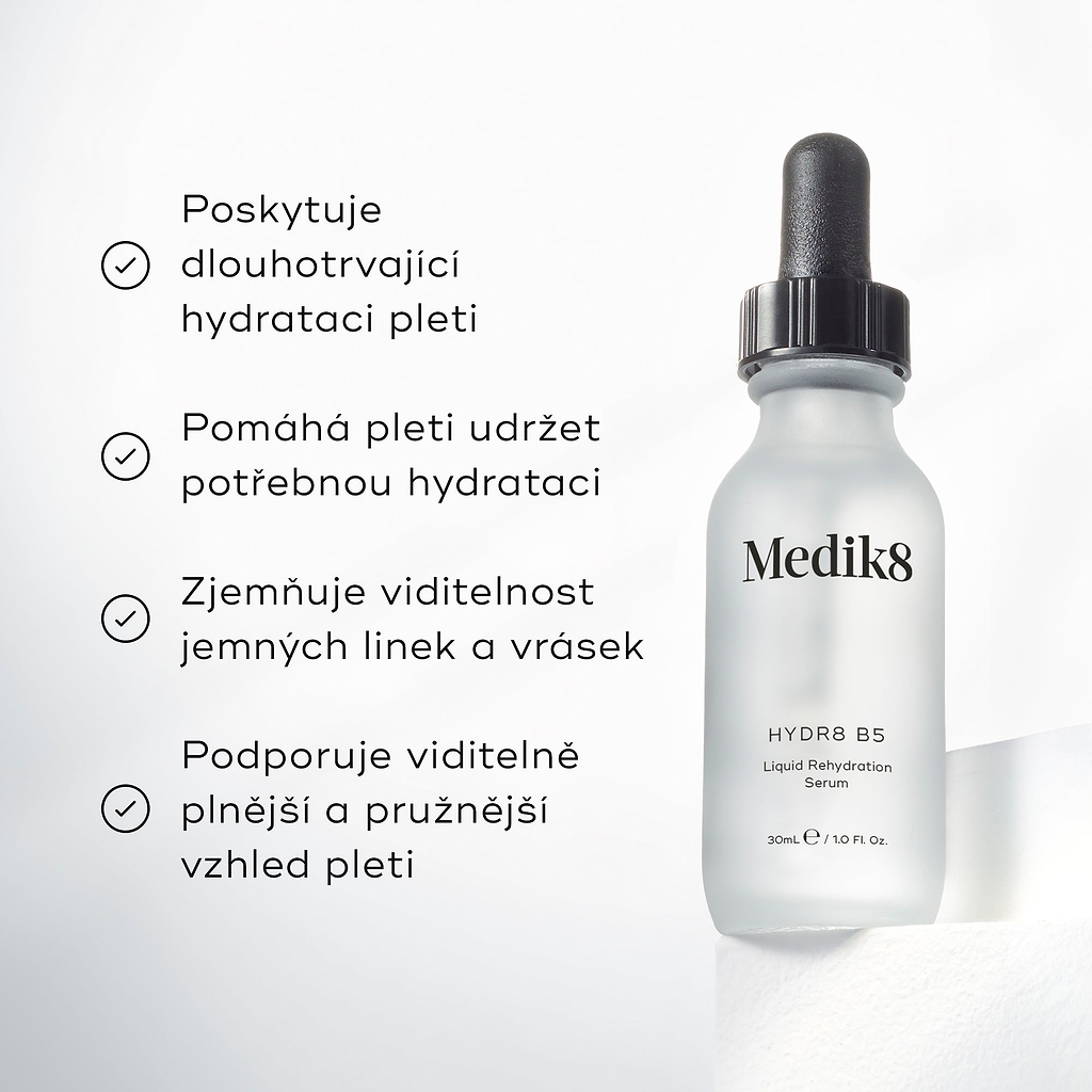 Lahvička Medik8 Hydr8 B5 stojí na bílém podstavci proti jasnému bílému pozadí.

Text zdůrazňuje, že produkt:

poskytuje dlouhotrvající hydrataci pleti,
pomáhá pokožce udržet nezbytnou vlhkost,
změkčuje vzhled jemných linek a vrásek,
a podporuje viditelně plnou a pružnou pleť