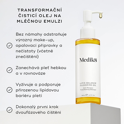 Lahvička Lipid-Balance Cleansing Oil stojí na bílém podstavci. Text uvádí benefity, včetně odstranění silného make-upu, podpory lipidové bariéry a fungování jako transformační olej-v-mléko čisticí přípravek.