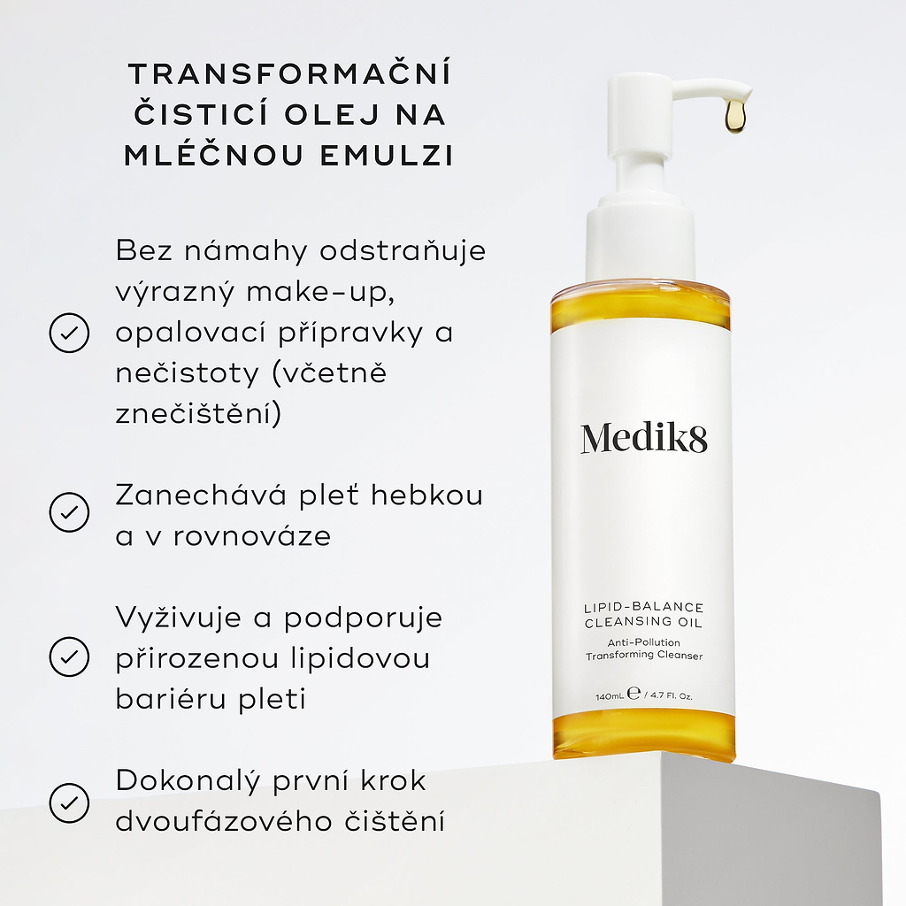 Lahvička Lipid-Balance Cleansing Oil stojí na bílém podstavci. Text uvádí benefity, včetně odstranění silného make-upu, podpory lipidové bariéry a fungování jako transformační olej-v-mléko čisticí přípravek.