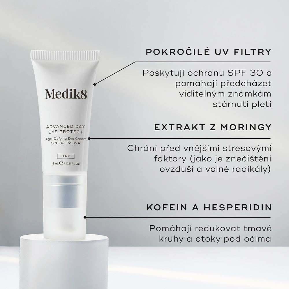 Tuba Advanced Day Eye Protect stojí na bílém podstavci. Text zvýrazňuje:
Advanced UV filtry pro ochranu SPF 30
Moringa extrakt pro ochranu před environmentálními stresory
Kofein a hesperidin pro redukci tmavých kruhů a otoků