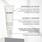Advanced Day Total Protect je zobrazen. Textové popisky ukazují jeho klíčové složky:Advanced UV filtry (ochrana SPF 30)
Moringa extrakt (chrání před environmentálními stresory)
Vícehmotnostní kyselina hyaluronová (hloubkově hydratuje pleť)