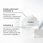 Otevřená dóza Medik8 C-Tetra Cream je zobrazena na bílém kamenném podstavci na čistém bílém pozadí.

Obrázek uvádí dvě klíčové složky a jejich benefity:

STABILIZOVANÝ VITAMÍN C: poskytuje silné vyhlazující, rozjasňující a antioxidační účinky.

VITAMÍN E: intenzivně vyživuje pleť a zesiluje účinky vitamínu C pro maximální výsledky.