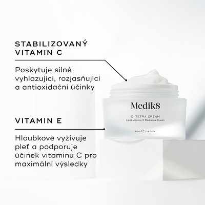 Otevřená dóza Medik8 C-Tetra Cream je zobrazena na bílém kamenném podstavci na čistém bílém pozadí.

Obrázek uvádí dvě klíčové složky a jejich benefity:

STABILIZOVANÝ VITAMÍN C: poskytuje silné vyhlazující, rozjasňující a antioxidační účinky.

VITAMÍN E: intenzivně vyživuje pleť a zesiluje účinky vitamínu C pro maximální výsledky.
