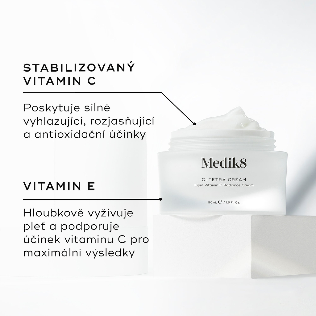 Otevřená dóza Medik8 C-Tetra Cream je zobrazena na bílém kamenném podstavci na čistém bílém pozadí.

Obrázek uvádí dvě klíčové složky a jejich benefity:

STABILIZOVANÝ VITAMÍN C: poskytuje silné vyhlazující, rozjasňující a antioxidační účinky.

VITAMÍN E: intenzivně vyživuje pleť a zesiluje účinky vitamínu C pro maximální výsledky.