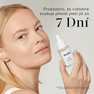 Žena drží lahvičku séra Liquid Peptides.
Text vpravo uvádí:
„Prokázáno, že viditelně zvyšuje plnost pleti již za 7 dní.“*
*Poznámka pod čarou uvádí, že tvrzení vychází z výsledků nezávislé spotřebitelské studie.