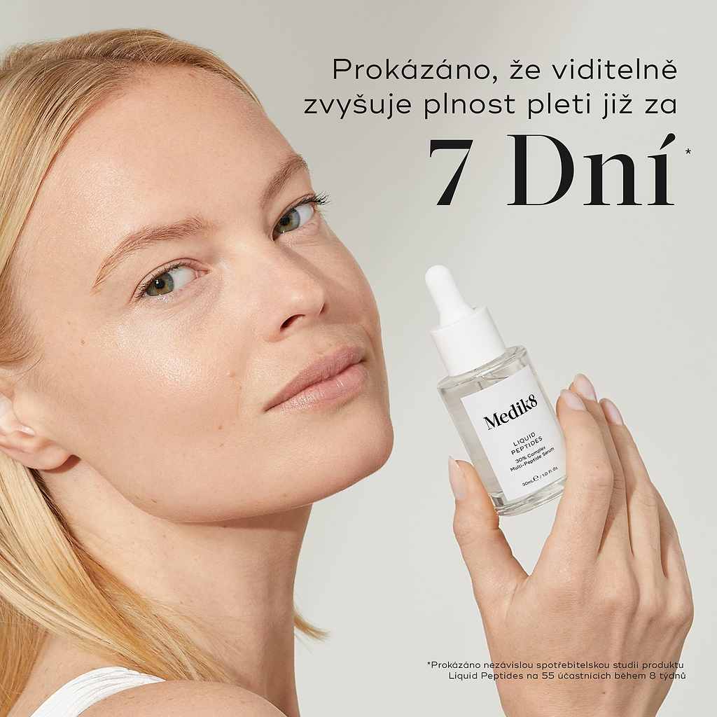 Žena drží lahvičku séra Liquid Peptides.
Text vpravo uvádí:
„Prokázáno, že viditelně zvyšuje plnost pleti již za 7 dní.“*
*Poznámka pod čarou uvádí, že tvrzení vychází z výsledků nezávislé spotřebitelské studie.