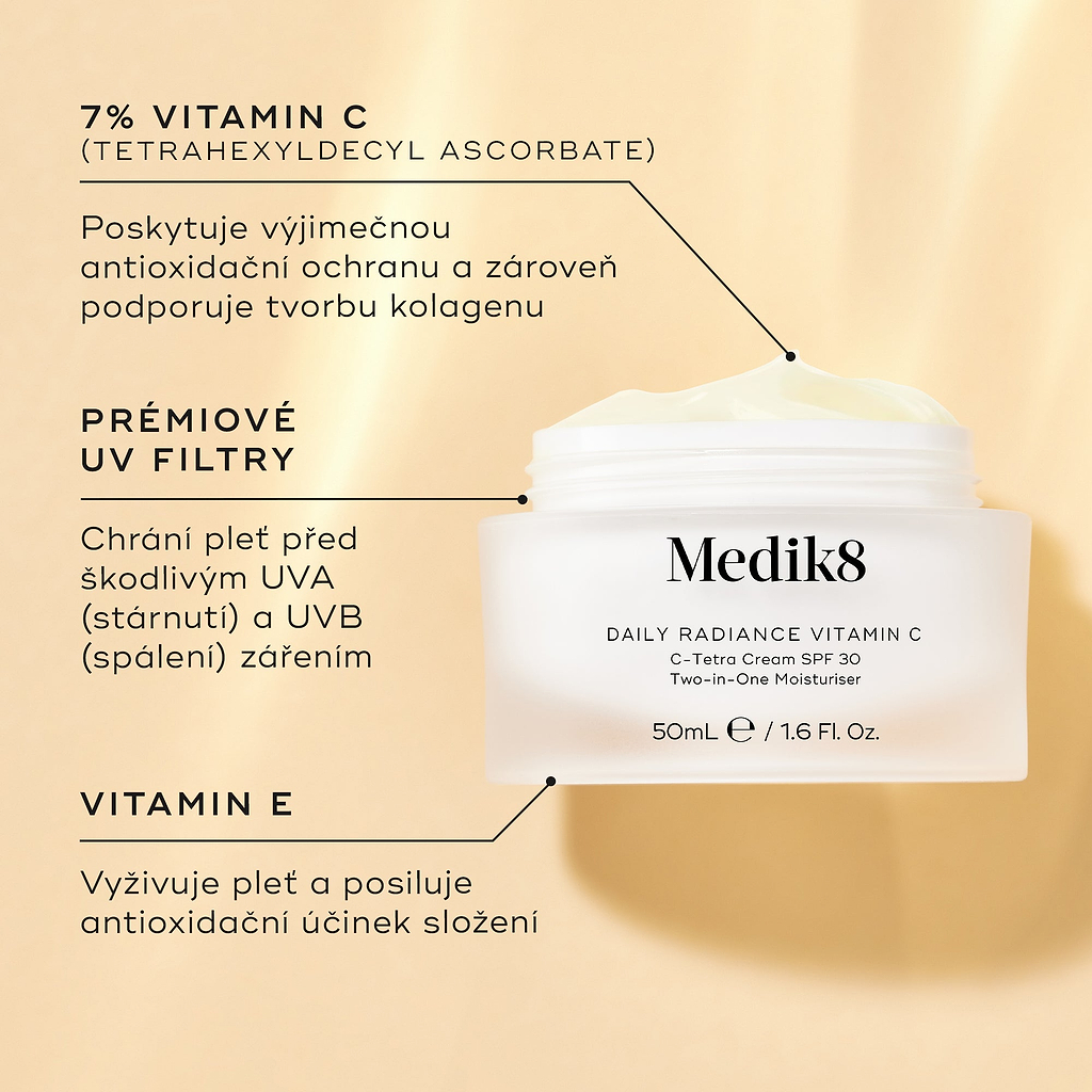 Otevřený skleněný kelímek Medik8 Daily Radiance Vitamin C je zobrazen na teplém zlatém pozadí s popisky klíčových složek. Text zdůrazňuje:
7 % vitamínu C (Tetrahexyldecyl Ascorbate) pro antioxidační ochranu a podporu kolagenu
prémiové UV filtry pro ochranu proti UVA a UVB záření
vitamín E pro výživu pleti a posílení antioxidační účinnosti

