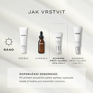 Čtyři produkty Medik8 jsou uspořádány pro ranní (AM) rutinu péče o pleť na světle šedém pozadí. Kroky zahrnují Surface Radiance Cleanse, C-Tetra Luxe (vitamín C), Advanced Day Eye Protect (ochrana SPF pro oční okolí) a Advanced Day Total Protect (opalovací krém pro obličej).
Odborné doporučení: doporučuje se opakovaná aplikace každé 2 hodiny při přímém slunečním záření.