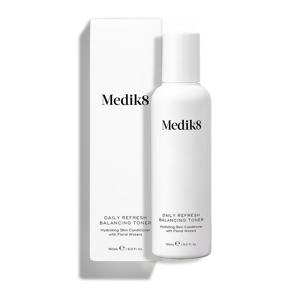 Bílá lahvička Daily Refresh Balancing Toner je zobrazena vedle své odpovídající bílé krabičky.