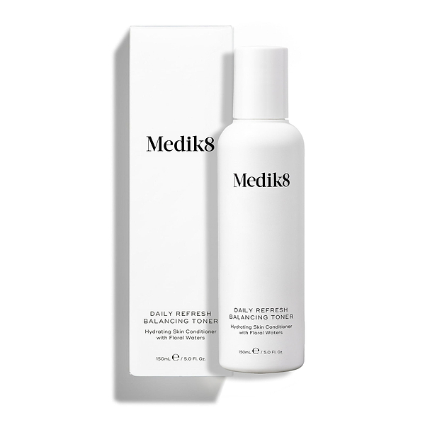 Bílá lahvička Daily Refresh Balancing Toner je zobrazena vedle své odpovídající bílé krabičky.