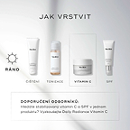 Průvodce vrstvením Medik8 s názvem JAK VRSTVIT na čistém bílém pozadí s jemnými světelnými paprsky. Ikona slunce AM označuje čtyřkrokovou ranní rutinu, přičemž třetí krok je zvýrazněn v přerušovaném rámečku:

ČIŠTĚNÍ: tubu Medik8 Surface Radiance Cleanse.

TONIZACE: lahvičku Medik8 Press & Glow.

VITAMÍN C: dózu Medik8 C-Tetra Cream.

OPALOVÁNÍ: tubu Medik8 Advanced Day Ultimate Protect. Přerušovaný rámeček dole obsahuje ODBORNÉ DOPORUČENÍ, které navrhuje Daily Radiance Vitamin C pro ty, kteří chtějí stabil