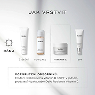 Průvodce vrstvením Medik8 s názvem JAK VRSTVIT na čistém bílém pozadí s jemnými světelnými paprsky. Ikona slunce AM označuje čtyřkrokovou ranní rutinu, přičemž třetí krok je zvýrazněn v přerušovaném rámečku:

ČIŠTĚNÍ: tubu Medik8 Surface Radiance Cleanse.

TONIZACE: lahvičku Medik8 Press & Glow.

VITAMÍN C: dózu Medik8 C-Tetra Cream.

OPALOVÁNÍ: tubu Medik8 Advanced Day Ultimate Protect. Přerušovaný rámeček dole obsahuje ODBORNÉ DOPORUČENÍ, které navrhuje Daily Radiance Vitamin C pro ty, kteří chtějí stabil