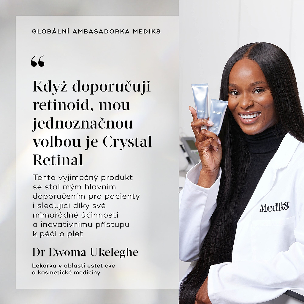 Černobílý portrét vědce v oblasti péče o pleť značky Medik8 a zakladatele, který má na sobě laboratorní plášť s logem značky, symbolizující výzkum a inovace stojící za formulací produktu.