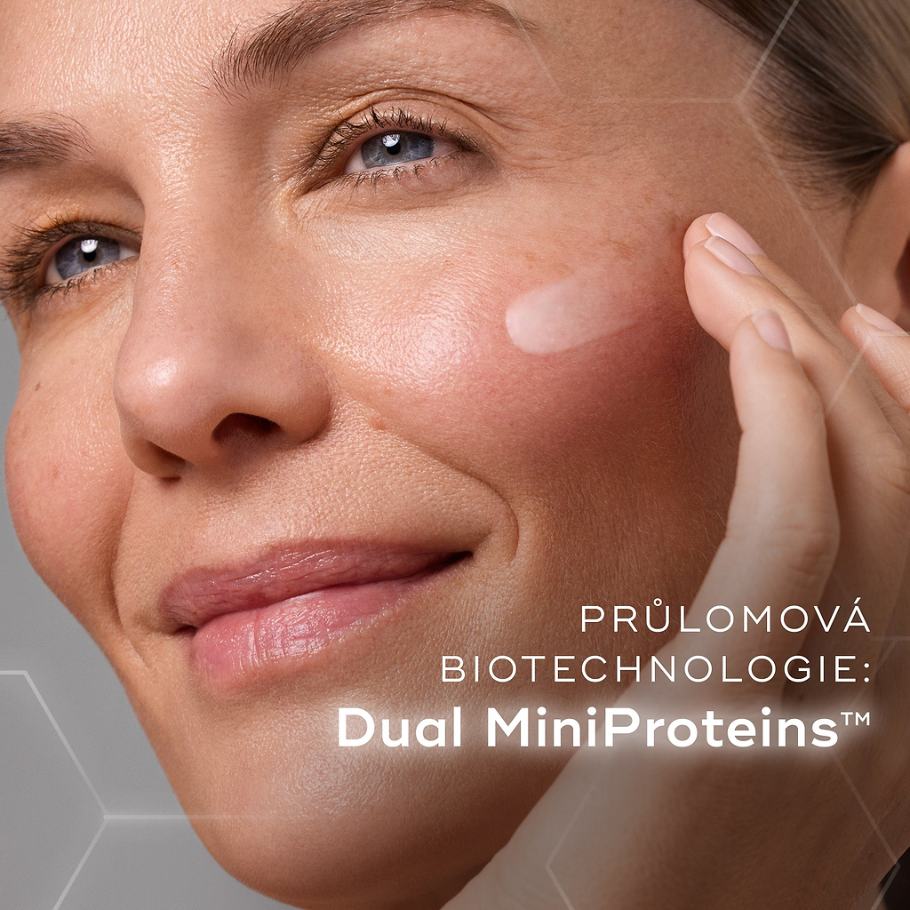 Žena je zobrazena při aplikaci séra Liquid Peptides Advanced MP na tvář.
Text v obraze zvýrazňuje:
PRŮLOMOVÁ BIO-TECHNOLOGIE: Dual MiniProteins™