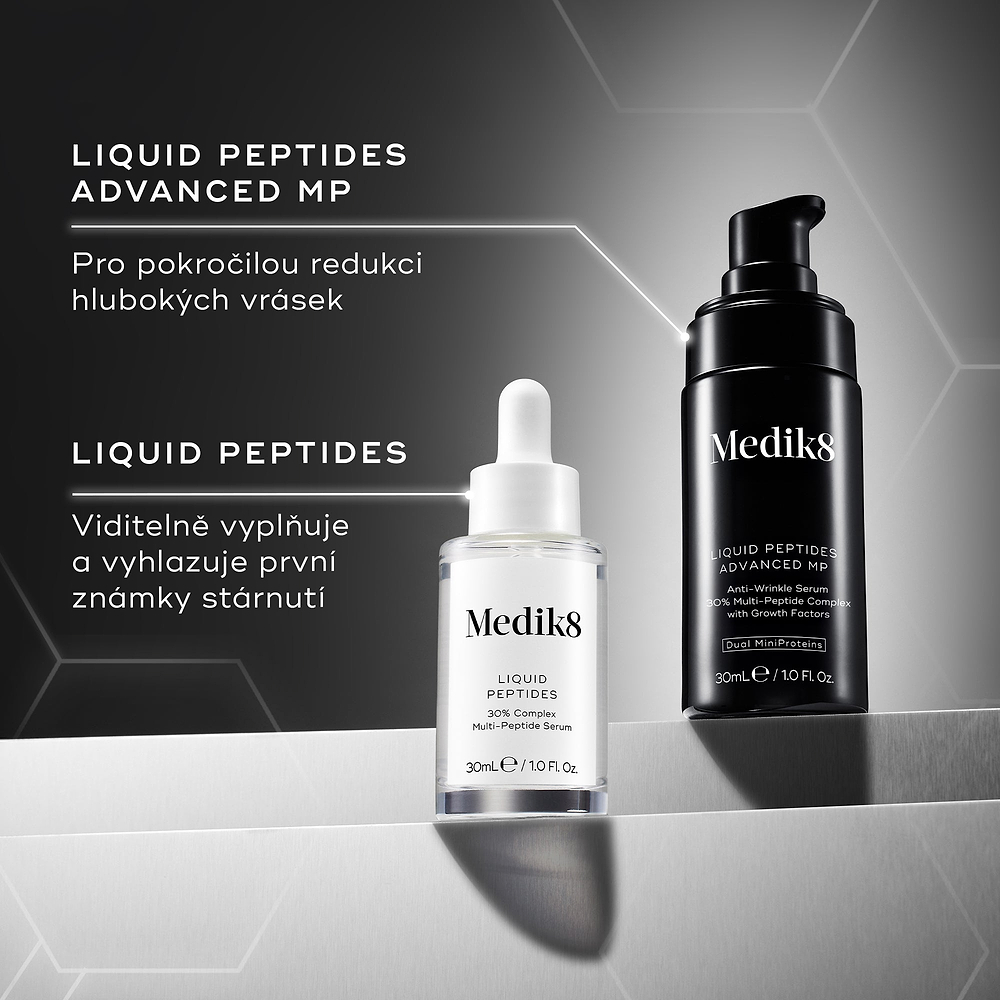 Porovnání mezi LIQUID PEPTIDES ADVANCED MP (v černé lahvičce s pumpičkou), který je určen pro pokročilou redukci hlubokých vrásek, a LIQUID PEPTIDES (v bílé lahvičce s kapátkem), který viditelně vypíná a vyhlazuje první známky stárnutí.